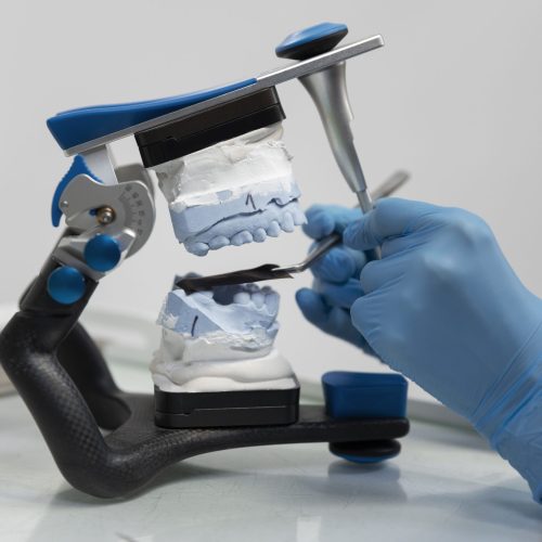 close-up-dentist-instruments